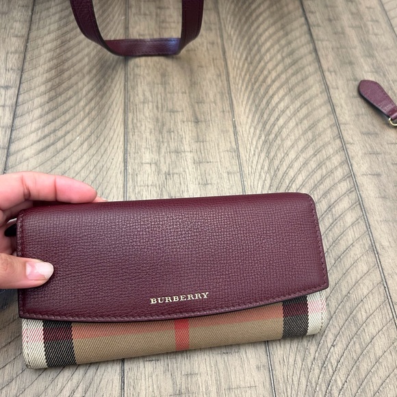 Versatile tote bag can be worn in two styles. Comes with wallet and wristlet - Picture 15 of 16